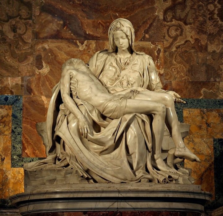 Pietà: Embora tecnicamente não faça parte dos Museus do Vaticano, a Pietà de Michelangelo, localizada na Basílica de São Pedro, é uma das esculturas mais famosas do mundo. Retrata Maria segurando o corpo de Cristo após a crucificação. Reprodução: Flipar