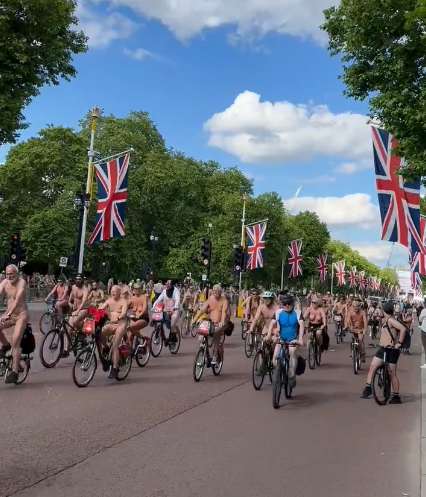 Milhares de pessoas andando de bicicleta em Londres Instagram