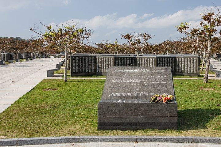 Durante a Segunda Guerra Mundial, as Ilhas Ryukyu, em especial Okinawa, foram palco de intensos combates, o que deixou marcas profundas tanto na paisagem quanto na memória da população. Reprodução: Flipar