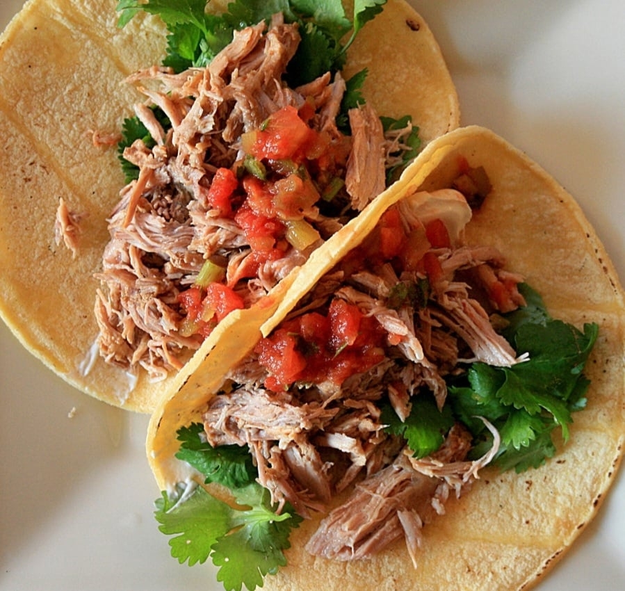 A culinária mexicana também é famosa. A característica principal é o uso farto de pimenta. Os tacos são petiscos feitos com massa fina de milho e recheios picantes que fazem sucesso. Reprodução: Flipar
