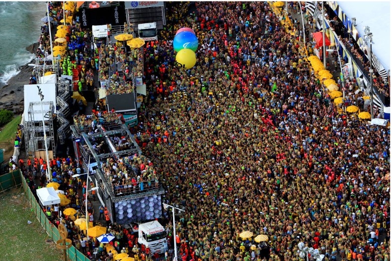 Criado e mantido pelo povo, trata-se de uma manifestação espontânea e livre, o Carnaval de Salvador é marcado por circuitos de blocos de rua, que são muito ligados à religiões de matrizes africanas, sendo berço do axé, capoeira, percussão e Balé Folclórico. Reprodução: Flipar