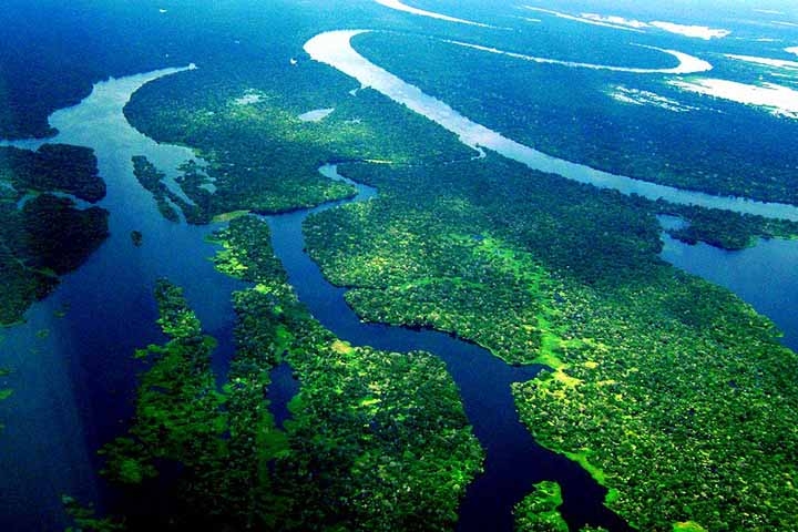 Sua vazão média é da ordem de 109 000 m³/s e 290 000 m³/s na estação de chuvas. É um rio típico de planície, ele e muitos de seus afluentes são navegáveis, o que é muito importante para a população da Amazônia, que se serve do rio como meio de locomoção. Reprodução: Flipar