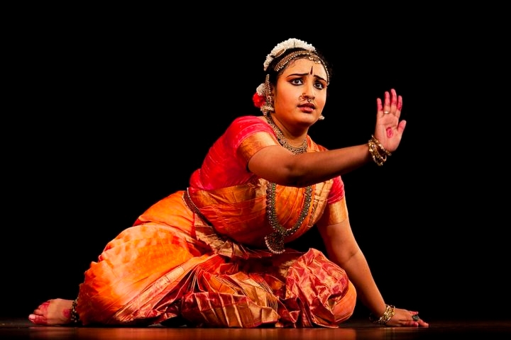 A cultura de Tamil Nadu é vibrante e diversificada. O Bharatanatyam, uma das formas de dança clássica mais antigas da Índia, originou-se aqui e continua a ser uma expressão artística importante. Reprodução: Flipar