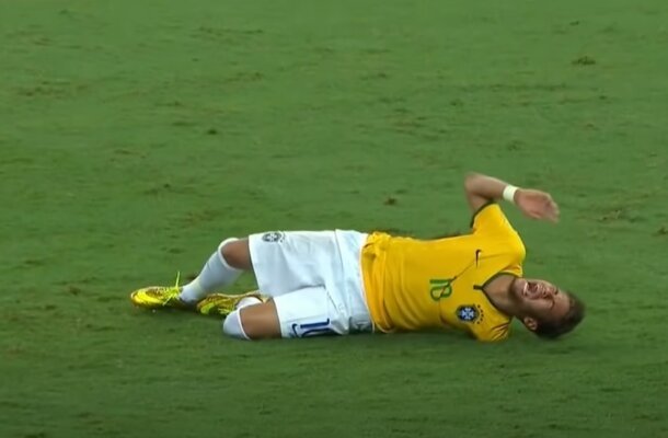 Uma das lesões que mais marcaram a carreira de Neyar foi durante a Copa do Mundo de 2014, no Brasil. O jogador sofreu uma joelhada nas costas de Zuñiga, nas quartas de final contra a Colômbia. Neymar sofreu uma fratura na vértebra lombar e ficou dois meses sem jogar. Foto: Reprodução/Fifa