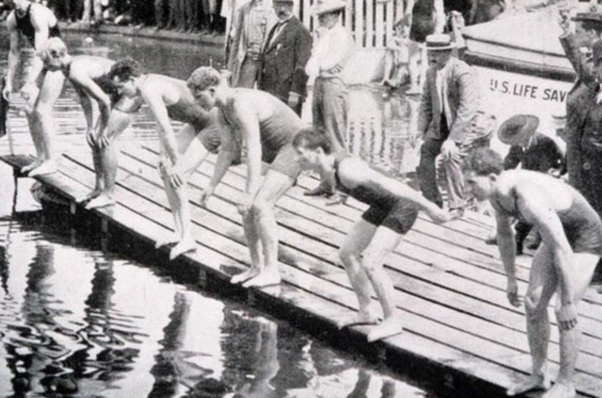 Natação com obstáculos - Outra modalidade insólita que foi disputada nas águas de Paris, em 1900. Os atletas precisavam nadar e passar por três barreiras formadas por barcos.  Reprodução: Flipar