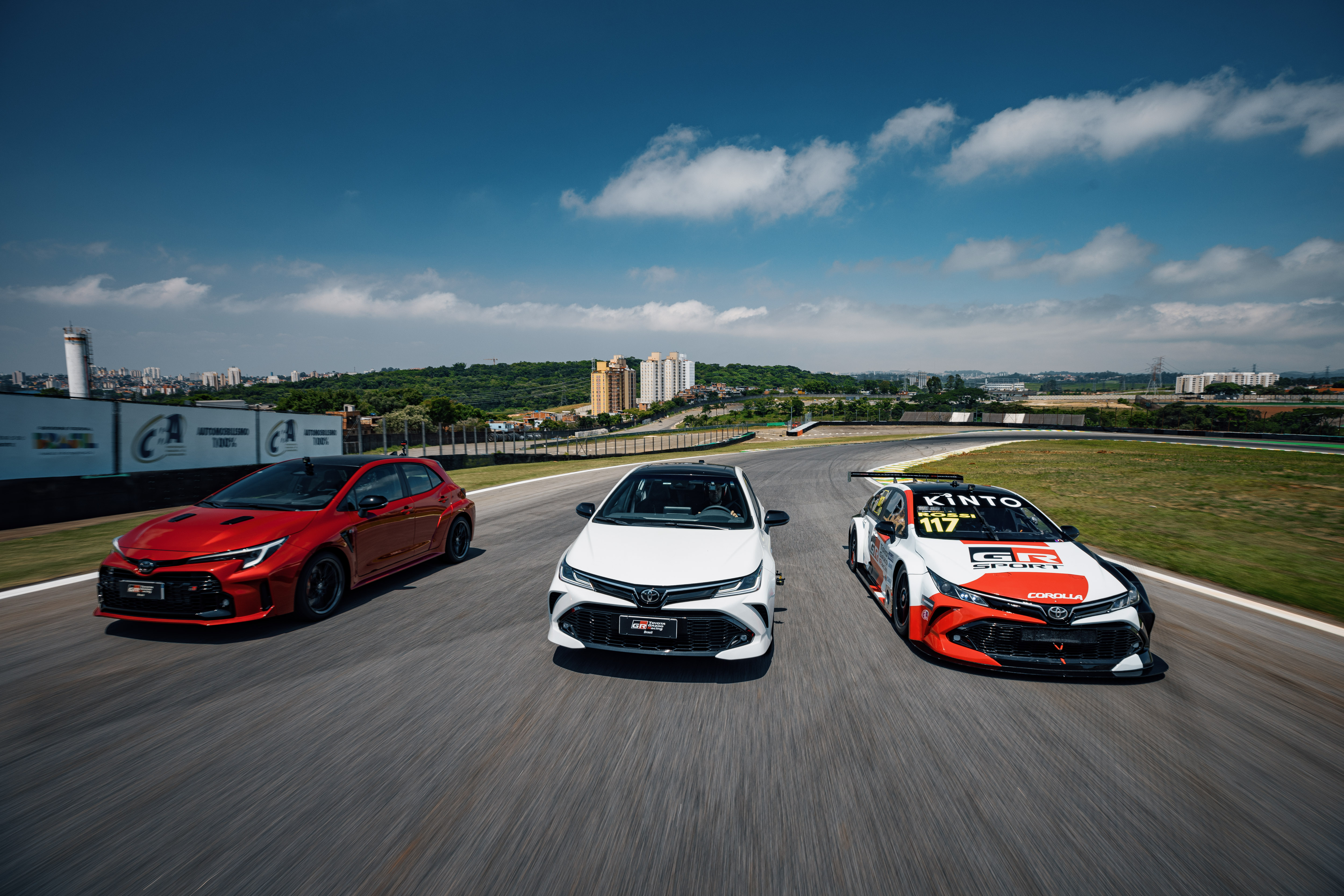 Toyota Corolla da Stock Car, Corolla GR-Sport e Corolla Gazoo Racing dando uma volta no Autódromo de Interlagos  Divulgação/Vicar