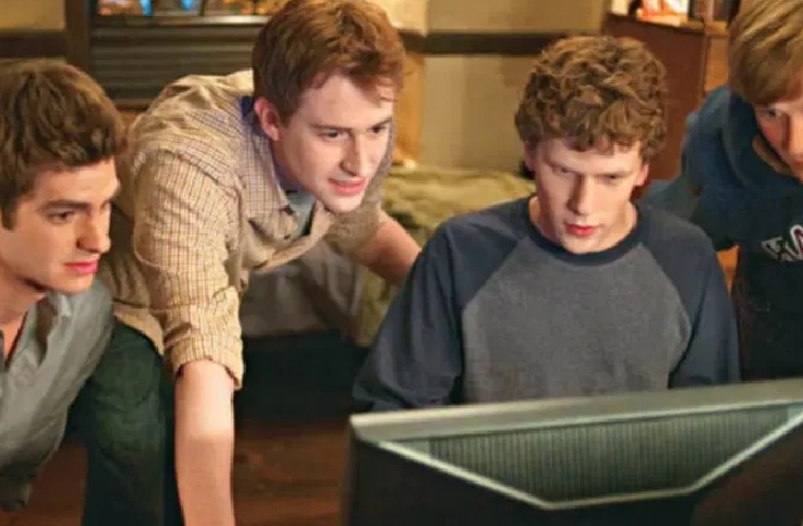 A Rede Social (2011)
Dirigido por David Fincher, estrelado por Jesse Eisenberg, Andrew Garfield e Justin Timberlake.
A criação do Facebook e as disputas legais que se seguiram, explorando ambição, amizade e traição no mundo da tecnologia. 
 Reprodução: Flipar