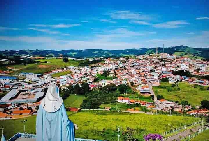 Bom Repouso(1.371m) Intitulada como a capital nacional do morango, a cidade mineira fica a 456 km de Belo Horizonte, com  10.500 habitantes, na  Serra da Mantiqueira. Além da produção de morango, a economia da cidade baseia-se na agropecuária e na produção de derivados do leite. Reprodução: Flipar