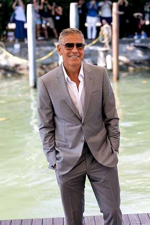 O mais novo projeto de Clooney é “Jay Kelly”, filme de Noah Baumbach, “História de um Casamento”, que tem também Adam Sandler. O ator revelou que pediu ao diretor para poupá-lo do excesso de tomadas. 
 Reprodução: Flipar