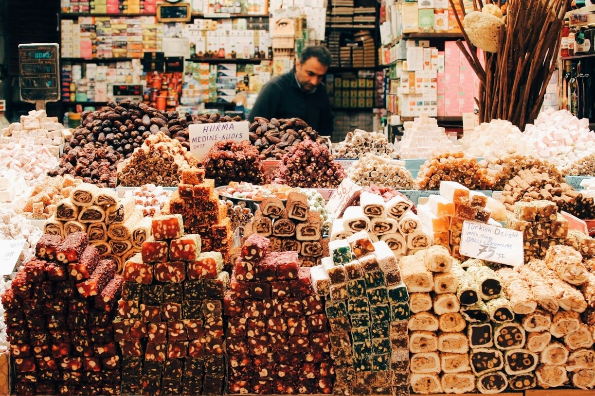 A posição entre dois continentes também influenciou a cultura de Istambul. A cidade é um caldeirão de culturas e influências europeias e asiáticas, o que se reflete na sua arquitetura, culinária e costumes. Reprodução: Flipar