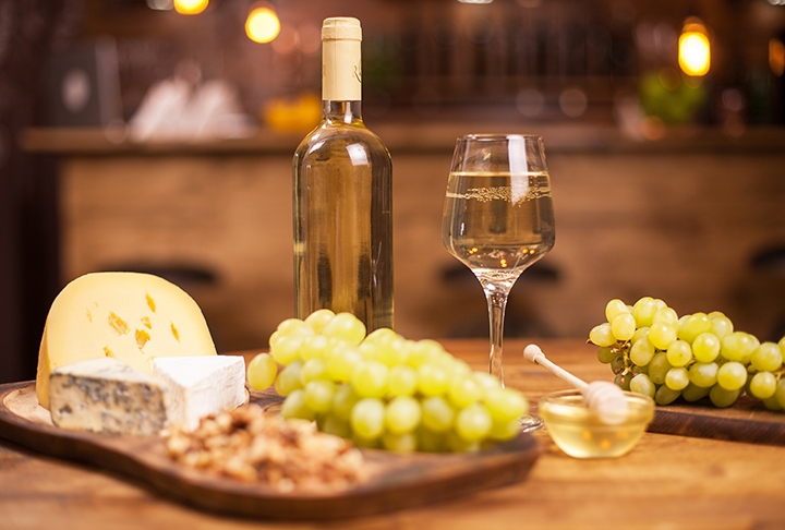 O fondue de queijo é geralmente acompanhado por vinho branco seco ou chá quente, pois essas bebidas ajudam na digestão. Um costume suíço é brindar com cada pessoa à mesa enquanto a olha nos olhos antes de tomar o primeiro gole. Reprodução: Flipar