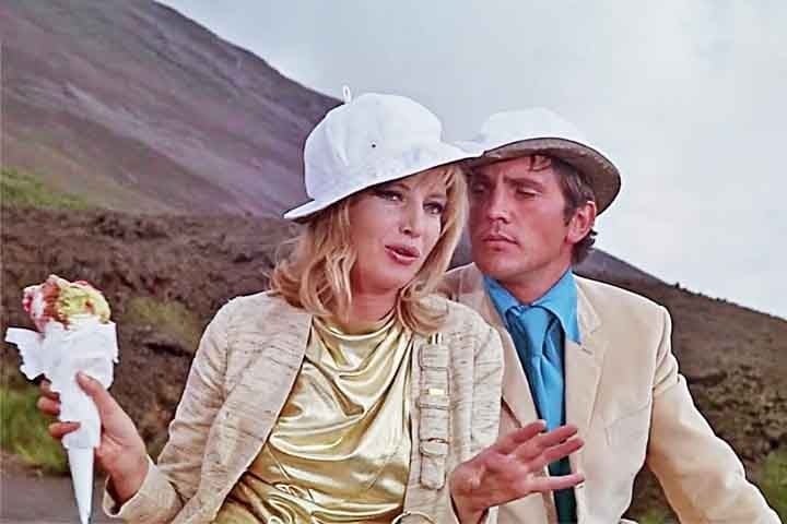 Além de ator, Stamp também se dedicou à escrita, publicando memórias e um livro intitulado “The Ocean Fell Into the Drop”, em 2017.
 Reprodução: Flipar