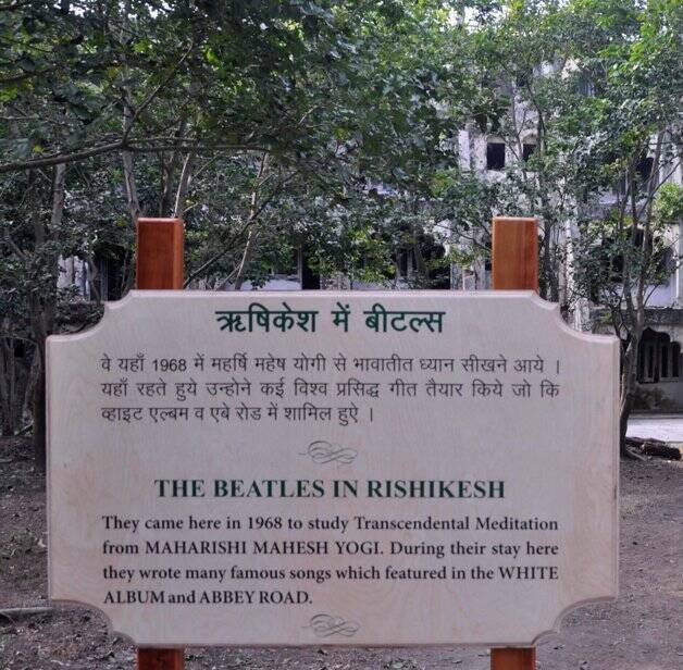 Placa que indica local onde os Beatles estiveram em Rishikesh, na Índia. Foto: Divulgação