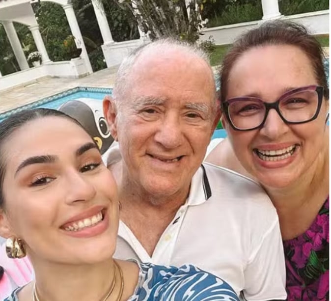 Em 1981, Renato Aragão casou-se com a empresária Lílian Taranto, união que dura até os dias atuais. Eles têm uma filha, Lívian Aragão, atriz nascida em 23/2/1999. 

 Reprodução: Flipar