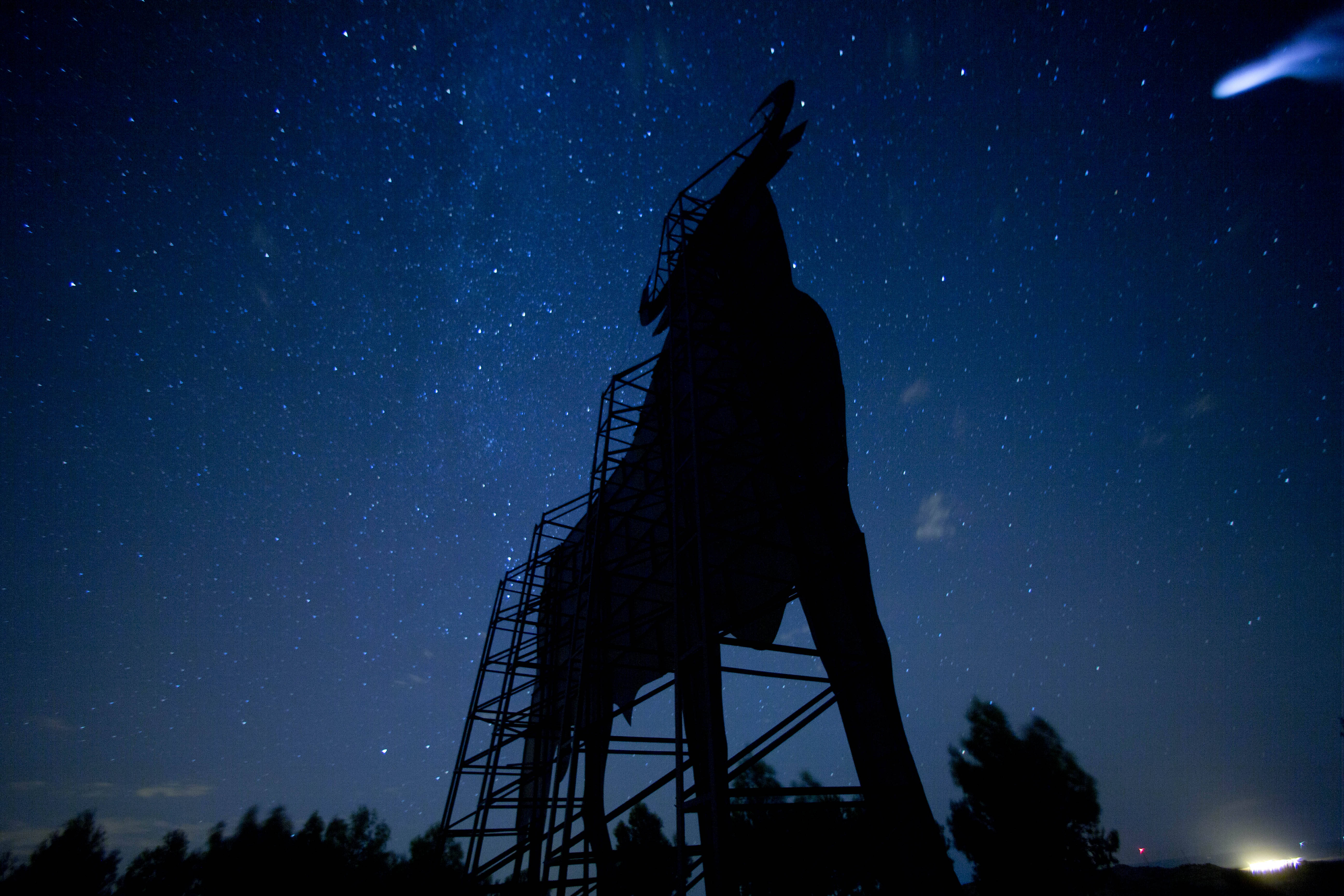 Nesta foto de longa exposição é possível ver um traço no céu durante a chuva de meteoros Perseidas, no Vilarejo de Salvanes, Espanha AP