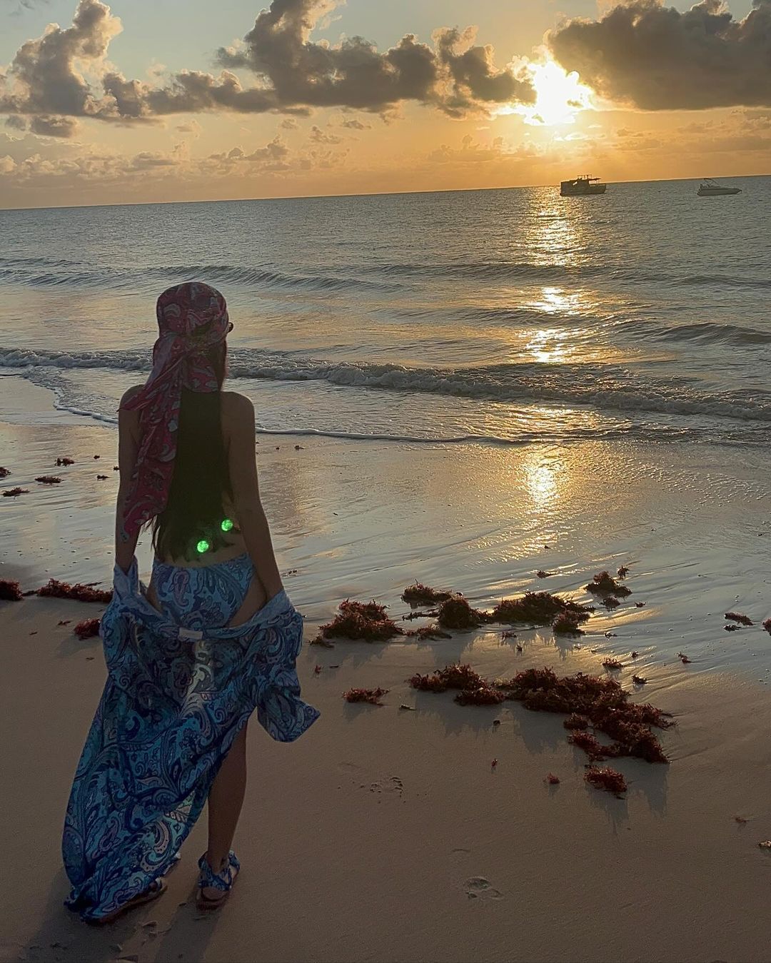 A artista apostou em um conjunto de maiô, saída de praia e sandália com a mesma estampa Reprodução/Instagram