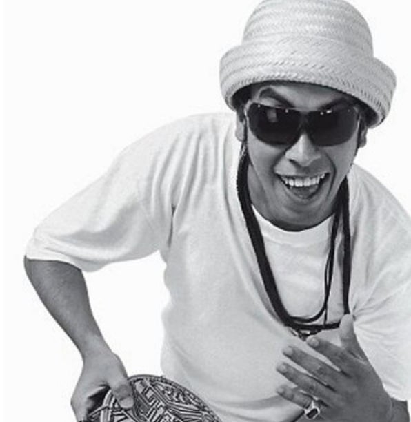 Chico Science - Francisco de Assis França nasceu em 13 de março de 1966, em Olinda, Brasil. Líder do movimento Manguebeat, foi vocalista da banda Nação Zumbi. Em 2 de fevereiro de 1997, morreu aos 30 anos em um acidente de carro na PE-17, em Recife, quando perdeu o controle do veículo. Reprodução: Flipar