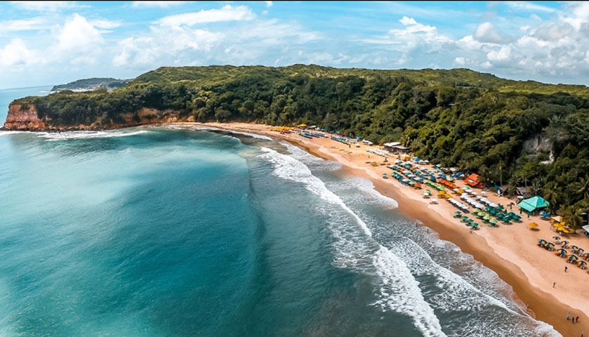 Praias deslumbrantes, falésias, e atmosfera descontraída, a Praia de Pipa, no Rio Grande do Norte, é um dos principais destinos do Nordeste e atrai visitantes de todo o mundo.