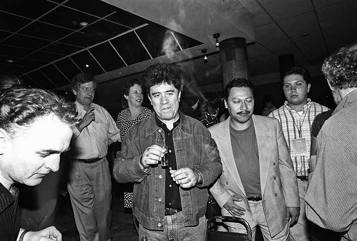 Na primeira fase de sua carreira, Almodóvar tornou-se o nome mais conhecido da Movida Madrileña, movimento cultural ocorrido na Espanha entre os anos 70 e 80, após o fim da longa ditadura do general Francisco Franco. 
 Reprodução: Flipar