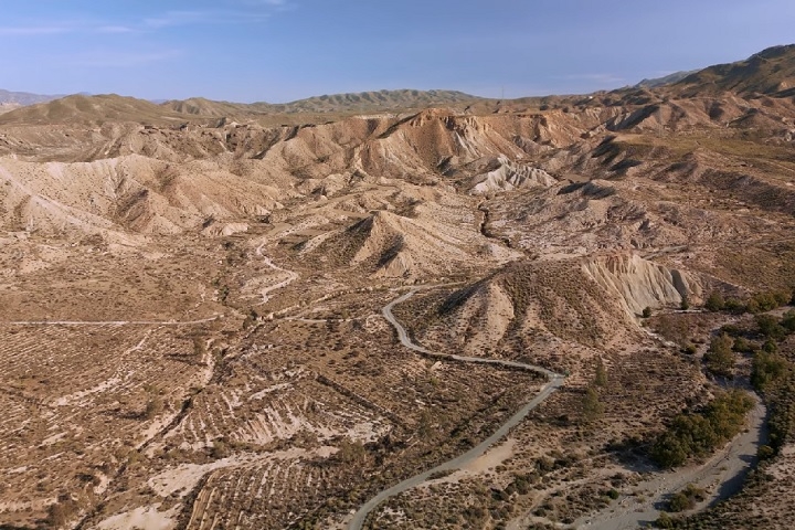 Muitos deles foram gravados no Deserto de Tabernas, que ainda hoje abriga cenários e parques temáticos dedicados ao cinema. Reprodução: Flipar