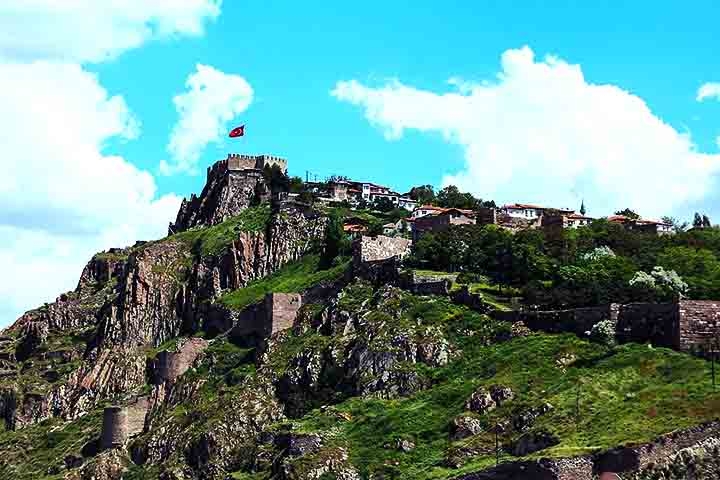 Outro marco histórico de destaque é a Cidadela de Ancara, um castelo construído durante o Império Bizantino, situado no topo de uma colina com vista para a cidade.  Reprodução: Flipar