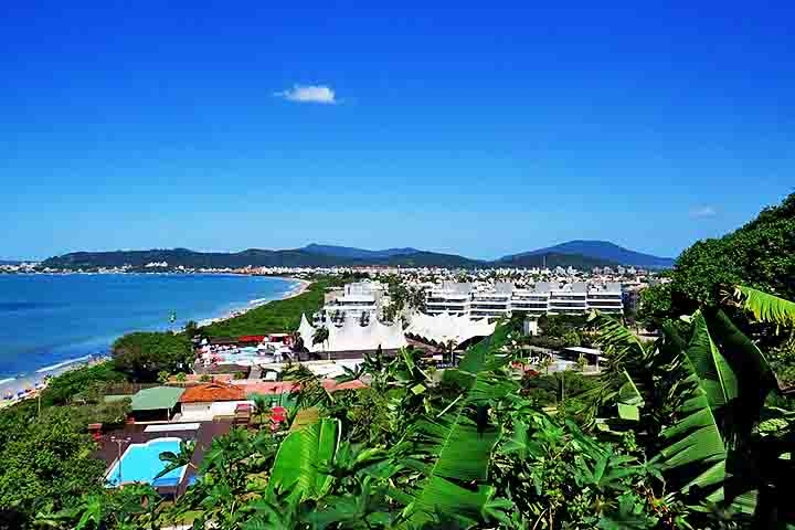 9º) Jurerê, Florianópolis: Florianópolis voltou a aparecer no ranking com o bairro Jurerê, onde o metro quadrado custa, em média, R$ 18.859. A região é famosa por suas praias calmas e por oferecer um ambiente elegante e exclusivo.  Reprodução: Flipar