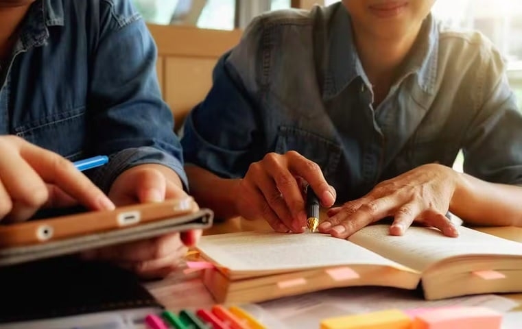 O programa consiste em remunerar estudantes de baixa renda do ensino médio. Atualmente, podem se inscrever no programa alunos de escolas públicas matriculados no ensino médio regular ou no programa de Educação de Jovens e Adultos (EJA). Reprodução: Flipar