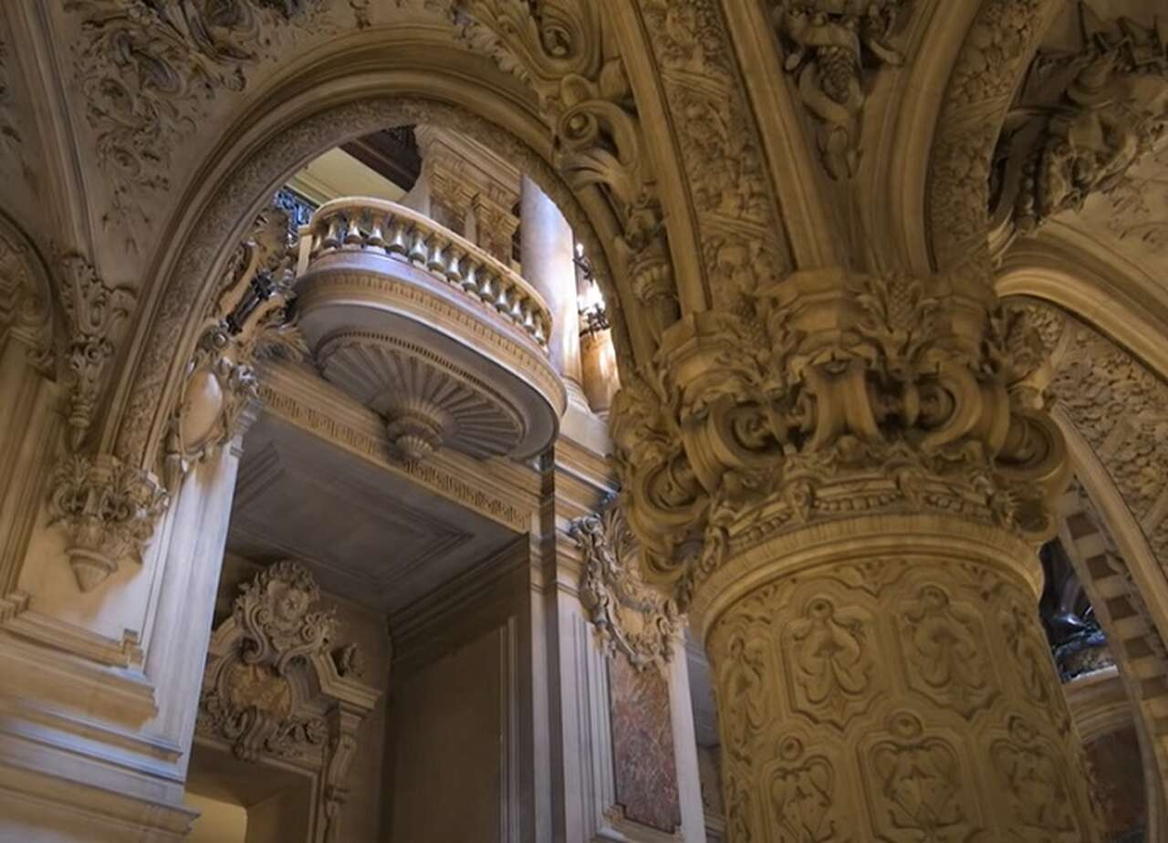 Opera Garnier (Paris, França) - Também conhecido como Palais Garnier, é uma das casas de ópera mais icônicas por sua arquitetura exuberante e história. O edifício em si é uma obra-prima do design.

 Reprodução: Flipar