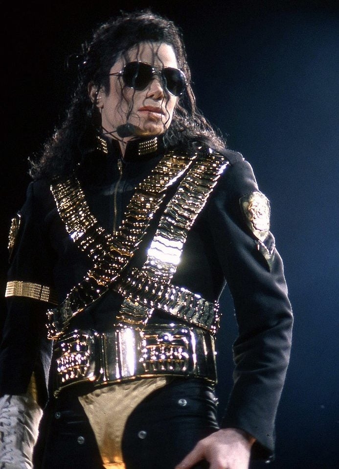 O sexto lugar é de Michael Jackson, um dos maiores cantores, compositores e dançarinos do mundo. Ele morreu em 2009, aos 50 anos, vítima de parada cardíaca. Michael arrecadou 75 milhões de dólares (R$ 386,2 milhões) em 2022. 