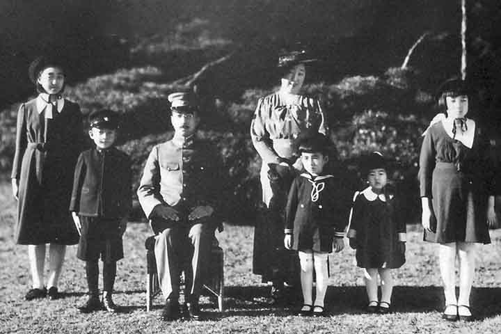 Essa conexão religiosa reforça o caráter sagrado da monarquia japonesa e a percepção de que os imperadores são intermediários entre o divino e o mundo humano.
 Reprodução: Flipar