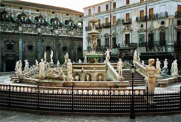 FONTE DE GHIACCIO - Bolonha - Este chafariz, construído em 1563, destaca-se por sua elegante estrutura em estilo renascentista. É um símbolo histórico da cidade, localizado na Piazza Maggiore. Reprodução: Flipar