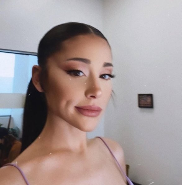Ariana é uma figura influente nas redes sociais, onde compartilha sua vida pessoal, opiniões e engajamento em causas sociais, como direitos LGBTQ , igualdade de gênero e apoio a vítimas de tragédias. Reprodução: Flipar