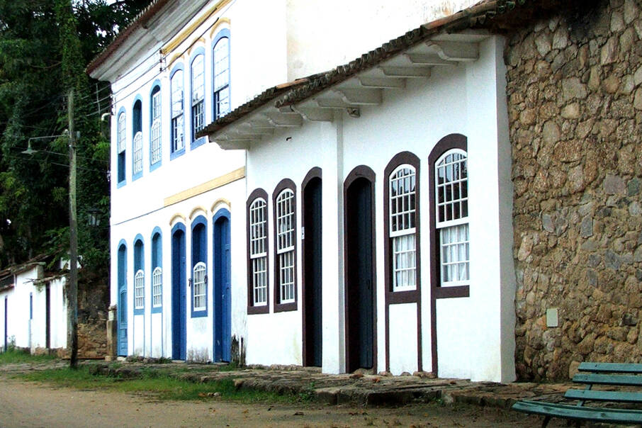 Uma das casas com fachadas coloridas tradicionais de Paraty. Foto: Divulgação/ Luciana Matos