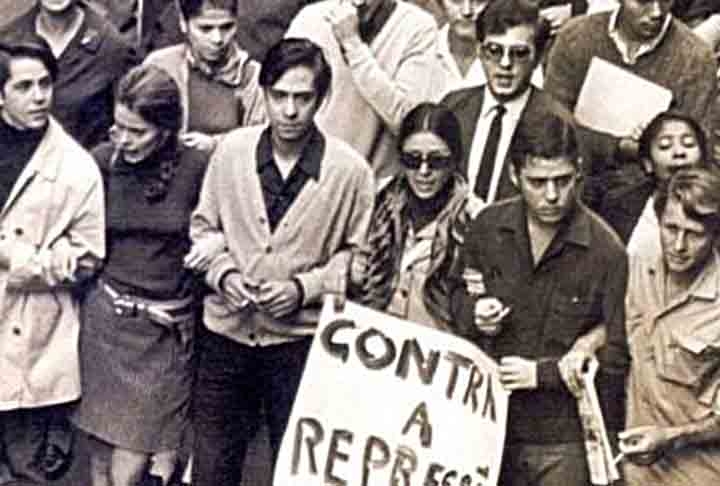 O artista esteve presente na Passeata dos Cem Mil, manifestação contra a ditadura, no Rio de Janeiro, em 26 de junho de 1968.  Reprodução: Flipar