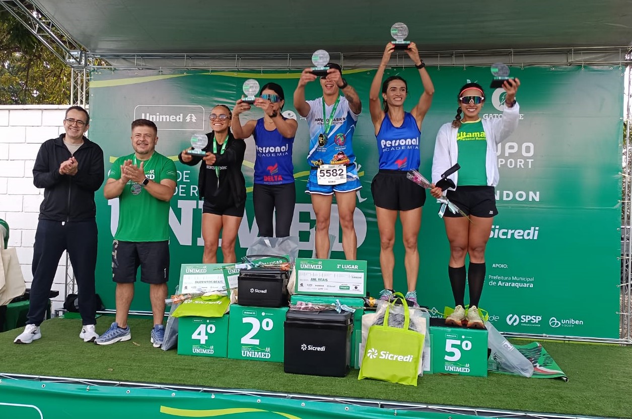 Primeiros colocados recebendo premiação. Foto: Marcia Bessa Martins/iG
