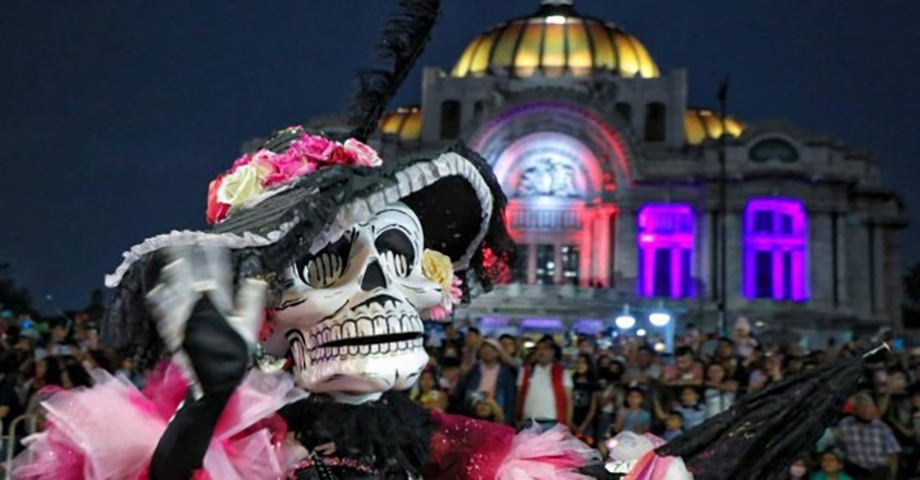 Cidade do México (capital do país) Há grandes desfiles com carros alegóricos e integrantes maquiados como caveiras.