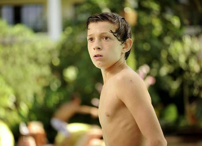 O filme conta a história real de uma família de turistas na Tailândia tendo que sobreviver em meio ao tsunami que assolou o sudeste asiático, em 2004. Tom Holland tinha apenas 16 anos quando atuou no longa. Reprodução: Flipar