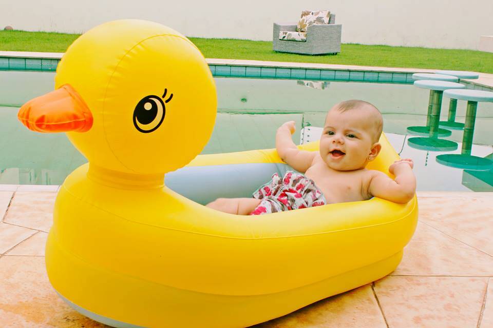 Lindinha Ana Luísa, de 11 meses, divertindo-se na piscina. Foto: Acervo pessoal