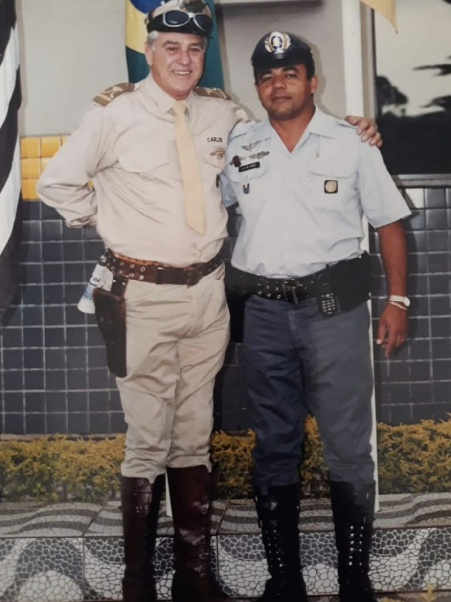 Sargento Claudemir Roque com o Vigilante Rodoviário. Foto: Reprodução/ Facebook