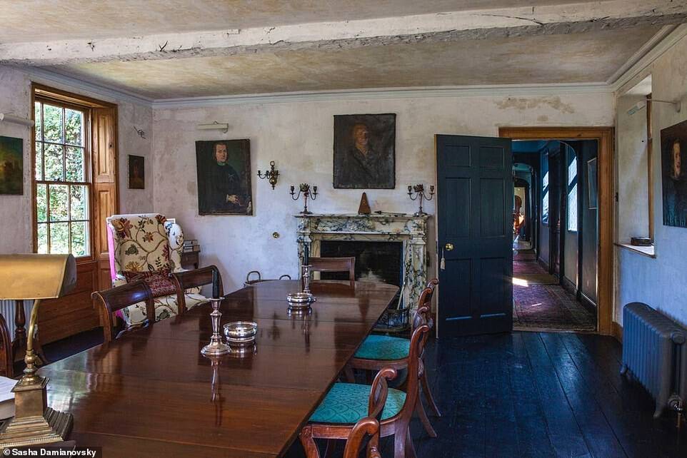 O interior da casa que tem a cama do filme de 1999 é repleto de móveis medievais e pinturas antigas. Foto: Reprodução/ DailyMail