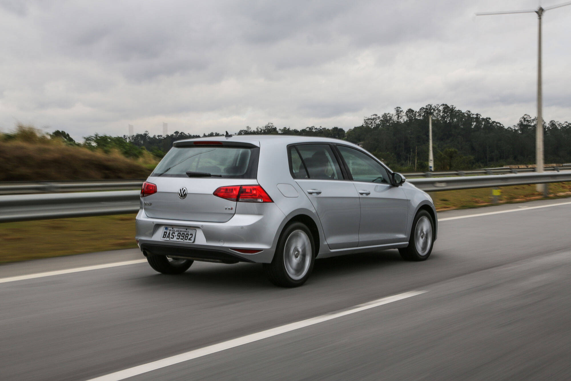 Esqueça o motor 1.6, o Volkswagen Golf 1.0 TSI é a verdadeira versão de entrada do hatch médio, por R$ 74.990.. Foto: Divulgação/Volkswagen