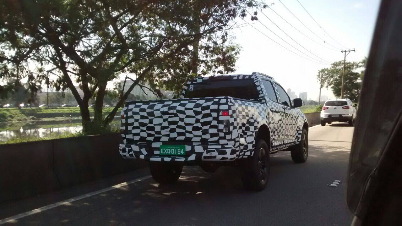 Apesar dos disfarces, dá para notar que a Chevrolet S10 renovada quase não muda quando vista de traseira. Foto: Kalled Adib/iG