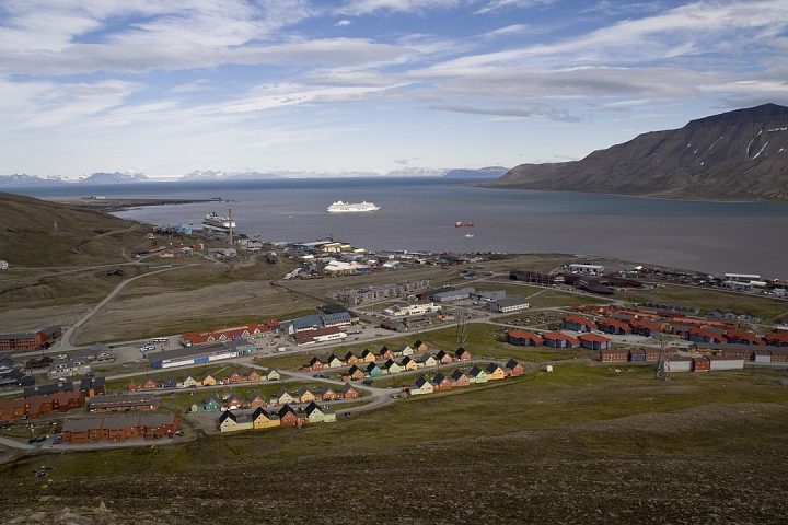 A principal ilha é Spitsbergen, onde fica a capital administrativa, Longyearbyen. Reprodução: Flipar