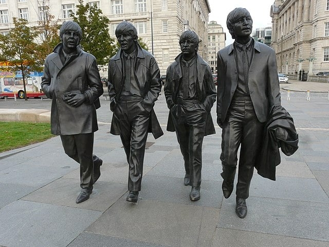 Reunidos, Os Beatles (John Lennon, Paul McCartney, George Harrison e Ringo Starr) formam uma icônica estátua de bronze em Liverpool, na Inglaterra.  Reprodução: Flipar