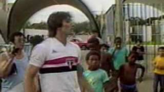 Renato Gaúcho (1984) - Estrela do Grêmio, na época, Renato teve uma atuação ruim no Campeonato Gaúcho e, foi muito vaiado e cobrado por torcedores na saída do Estádio Olímpico. Vestido com a camisa do Tricolor Paulista, o atleta parou para questionar os torcedores que o cobravam, antes de entrar no carro. Foto: Reprodução