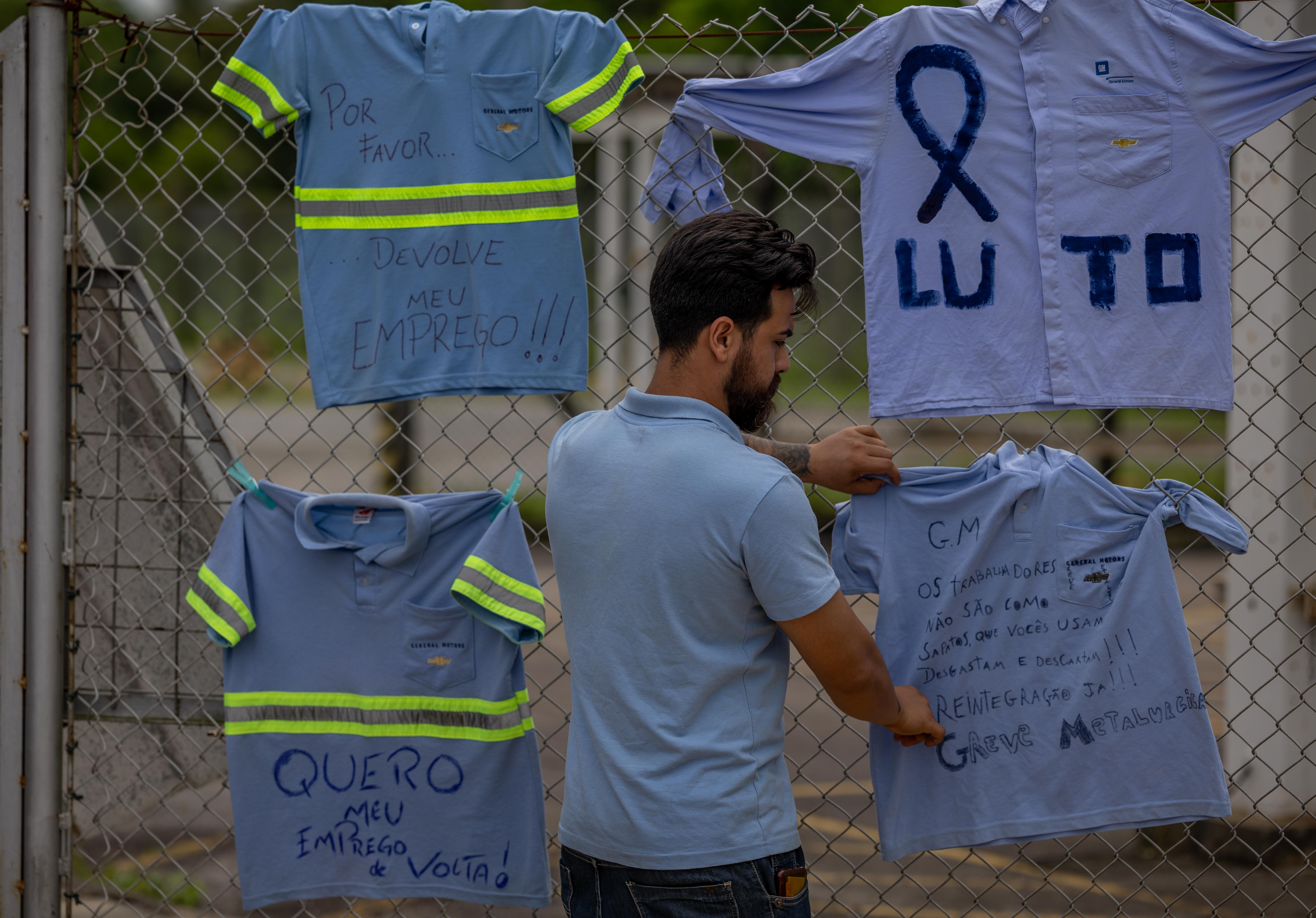 Metalúrgicos protestam em frente a fábrica da GM