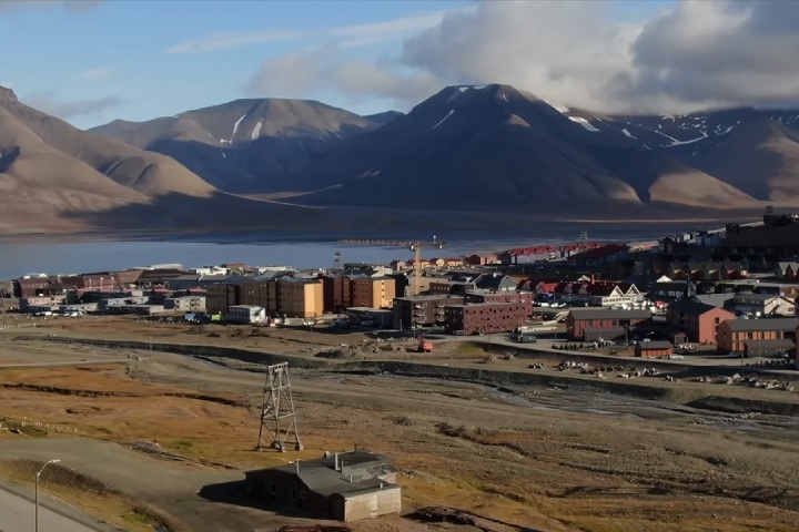 A ilha tem investido em fontes alternativas de energia, como uma usina solar instalada em 2015, que se mostra eficaz durante o verão. Reprodução: Flipar