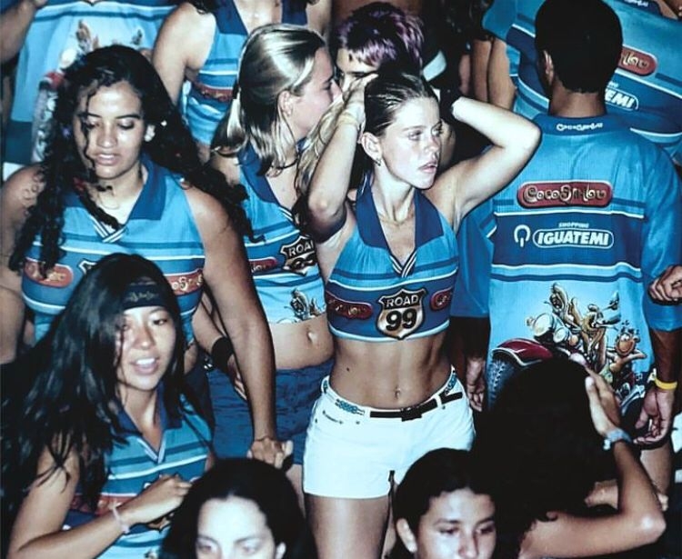 No início dos anos 1990, o designer e carnavalesco Pedrinho da Rocha, o músico Durval Lelys, da Banda Asa de Águia, e o Bloco Carnavalesco Eva lançaram um novo tipo de fantasia para substituir as antigas mortalhas.  Reprodução: Flipar