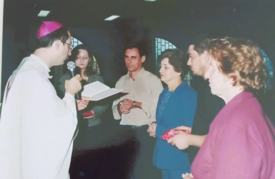 Dom Sérgio da Rocha, em 2000, celebrando bodas de prata do irmão Osvaldo e da cunhada Sônia, ao lado de sua mãe Aparecida. Foto: Reprodução