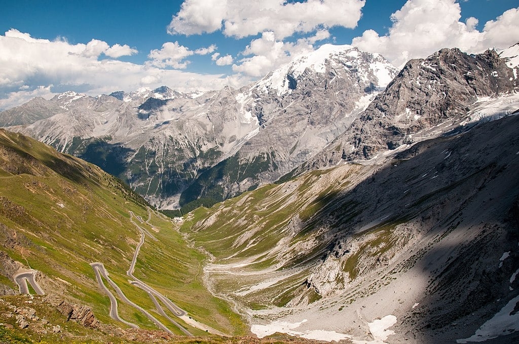 Passo Stelvio (Itália) -  Apelidada de Espaguete, tem 60 curvas fechadas que contornam os Alpes, do Leste. O passo fica entre as localidades de Stelvio, no Tirol do Sul, e Bormio, na província de Sondrio, Lombardia. Reprodução: Flipar